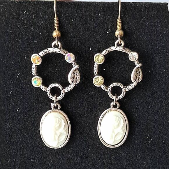 Ladies Carved flower dangle pierced Earrings NWT - Picture 1 of 6